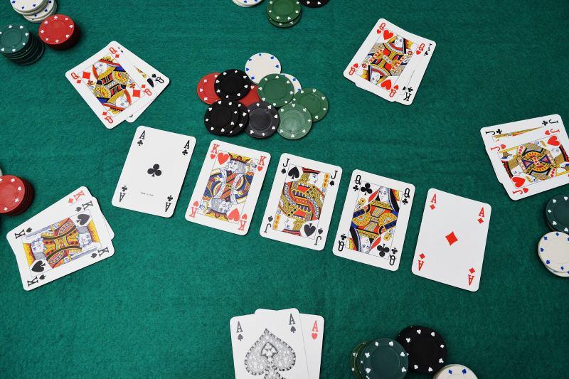 Một số thuật ngữ poker trong game bài